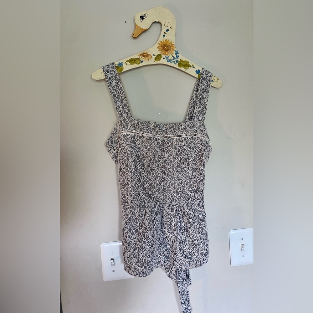 Banana republic lace grey ivory white blouse sleeveless